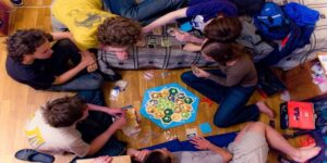 Đặc điểm nổi bật thu hút người chơi của board game nhóm đông